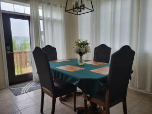 Jack & Jill Private Suite @RoseGlen Place