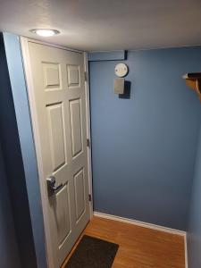 Cosy Basement Apartment on the East side.