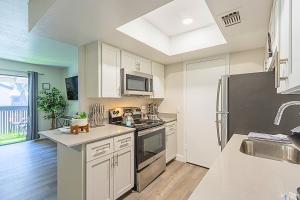 Comfortable 2BR Near Stone Creek , Pool Access - C254