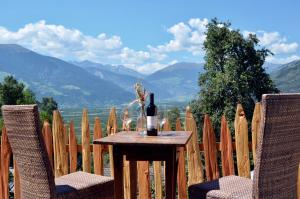 SOMMERFRISCHE TSCHENGLS Ein ganzes historisches Ferienhaus für euch in SÜDTIROL Urlaub im ruhigen Bergdorf Tschengls im Vinschgau mit Weitblick und Gartenterrasse ideal für Kleingruppen Familien mit Hund Besonders empfehlenswert im FRÜHLING und H