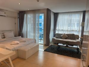 芭提雅中心地带 Centara Avenue 一房公寓5楼紧邻海滩酒吧街智能电视