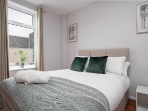 Ivy House, 3 Bed House, Parking - Pass the Keys