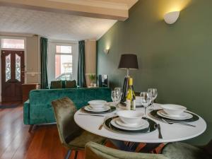 Ivy House, 3 Bed House, Parking - Pass the Keys