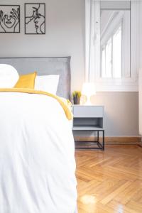 Syntagma square, 100sqm Luxurious family apt