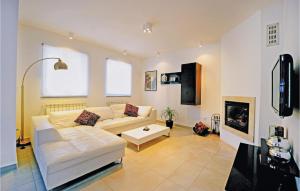 Gorgeous Home In Barban With Wifi 