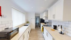 Central Stunning 3-Bed House - Free Parking