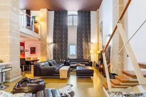 artQhost Jerez Huge Loft & Free Parking - Jerez de la Frontera