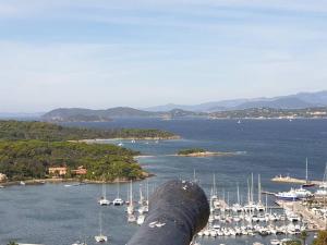 Villa à Hyères avec piscine, climatisation et Wi-Fi, à 5 min de la plage - FR-1-335-169