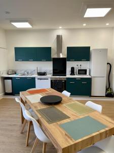 Maison Spacieuse 12pers et 4 SdB - Tout Confort - Parking Gratuit