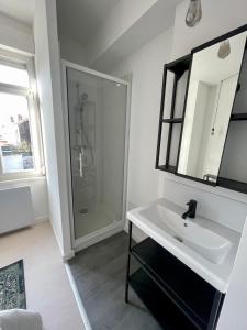 Maison Spacieuse 12pers et 4 SdB - Tout Confort - Parking Gratuit