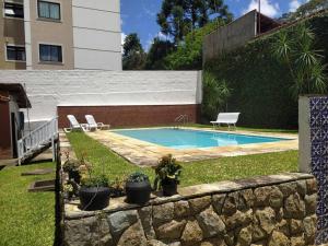 Espaço com piscina em Teresópolis.