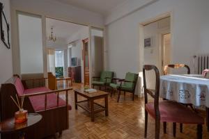 ΔΙΠΛΑ ΣΕ ΜΕΤΡΟ , ΚΟΝΤΑ ΣΤΗΝ ΑΚΡΟΠΟΛΗ