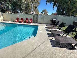 Vegas Getaway amazing Ground Floor with Pool and Games and BBQ