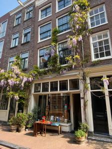 Herenstraat 26, 1015 CB Amsterdam, Netherlands.