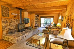 *Pinecone Hollow*Hot Tub & Game Room, Families