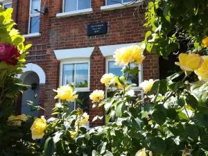 Large pretty holiday cottage by the sea sleeps 10 - Heacham