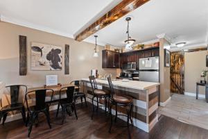 Free Daily Silver Dollar City Tickets & other Branson attractions! Cozy Branson Condo, Lower level, WALK-IN