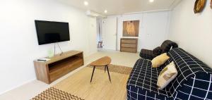 Two room 54m2 apt, WiFi, free parking, terrace, near central park
