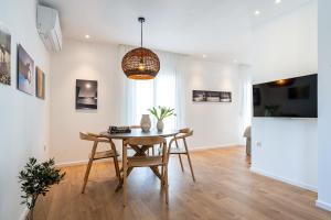 Suite Blanche by Aristotelous Square