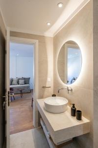 Suite Blanche by Aristotelous Square