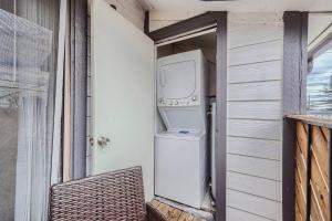 Your Modern 2B Getaway - WD, Pool, Prkg - 10min to DTWN