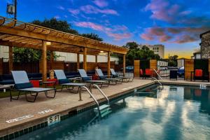 Your Modern 2B Getaway - WD, Pool, Prkg - 10min to DTWN