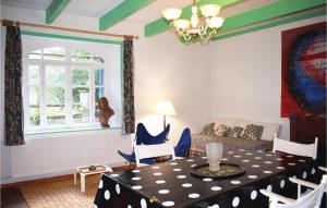 Maisons de vacances Cozy Home In Plourivo With Kitchen : photos des chambres