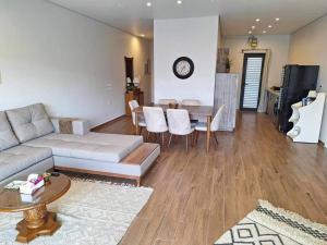 Luxurious Lakeview Apartment 2BR 92