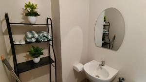 J Studio - Fast WiFi, 55" UHD TV with Netflix & Prime Video, Free Pool Access