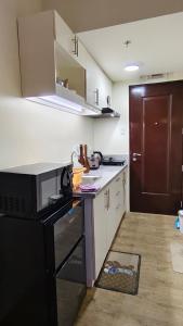 J Studio - Fast WiFi, 55" UHD TV with Netflix & Prime Video, Free Pool Access