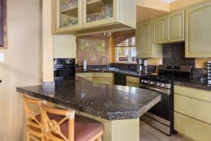 Plumeria Suite, 2-bedrooms, sleeps 6, pool & BBQ, Pre-Renovation Summer Sale