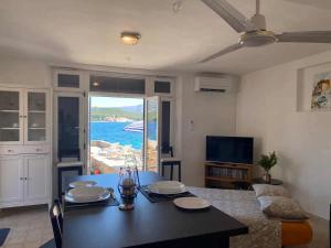 Seafront Studio Apartment "Villa Laura"
