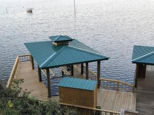 Cozy lakefront cabin with boat house and ramp on T
