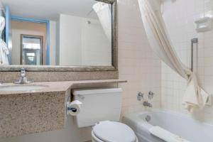 King Suite with Jacuzzi - Non-Smoking room in Quality Inn & Suites Banquet Center