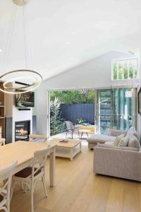 Beach luxury retreat- 2 bedroom, 2 bathroom, shops, pet friendly, parking