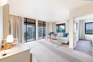 Sweeping Harbourfront Views atop Tropical Resort