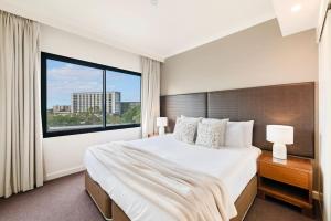 Sweeping Harbourfront Views atop Tropical Resort