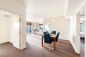 Sweeping Harbourfront Views atop Tropical Resort