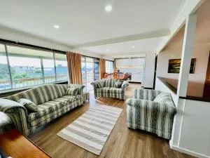 Just A Glimpse - كينغستون ساوث إييست