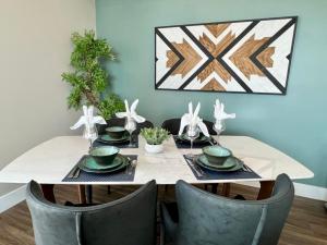 Large Hollywood Corner 2 Bedroom with Private Balcony