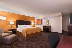 One-Bedroom King Suite - Non-Smoking room in Holiday Inn Knoxville West - Cedar Bluff an IHG Hotel