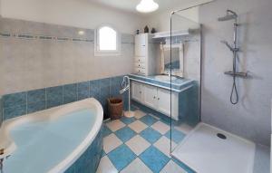 Maisons de vacances 3 Bedroom Lovely Home In Caux : photos des chambres