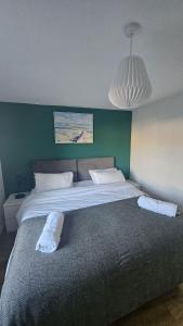 Cozy urban retreat in 2-bed home