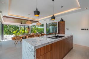 Villa Luna : Brand New 4BR Villa With 180° Rice Field Views