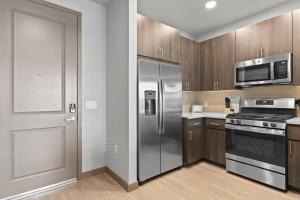 Cozysuites PHX RORO Gym, Pool, Pets, Parking! #5