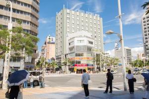 那覇市内を満喫したいあなたへ！大人数宿泊可！国際通りまで徒歩4分！無料駐車場1台＆Wifi完備！