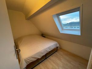 FATHALA - appartement lumineux en dernier étage - face à la gare routière