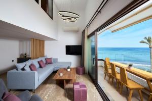 Cosmopolitan luxury apartment by Smaris Collection