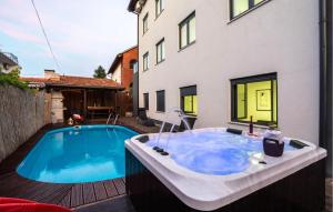 Amazing Apartment In Kastel Kambelovac With Jacuzzi