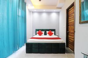 Twamev couple Friendly Rajouri garden by The Arrow